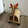 Plan Toys / Dille en Kamille : Houten looppaard met wieltjes.