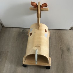 Plan Toys / Dille en Kamille : Houten looppaard met wieltjes.