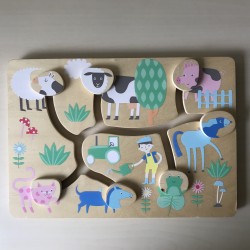 Schuifpuzzel met boerderijdieren. Motoriek bord.