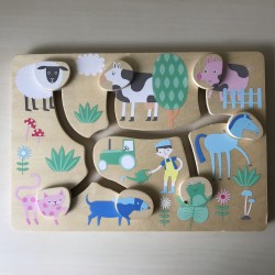 Schuifpuzzel met boerderijdieren. Motoriek bord.