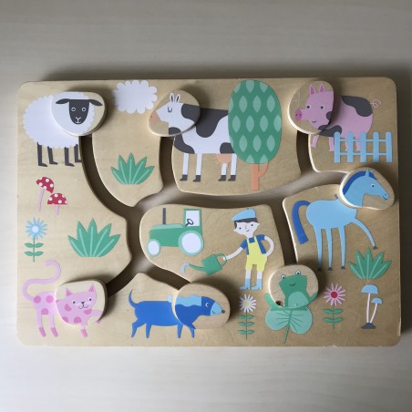 Schuifpuzzel met boerderijdieren. Motoriek bord.