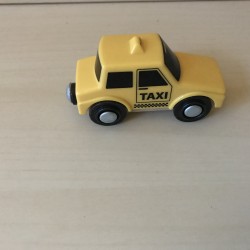 Taxi voor op/bij voor houten spoorbaan. Kunststof