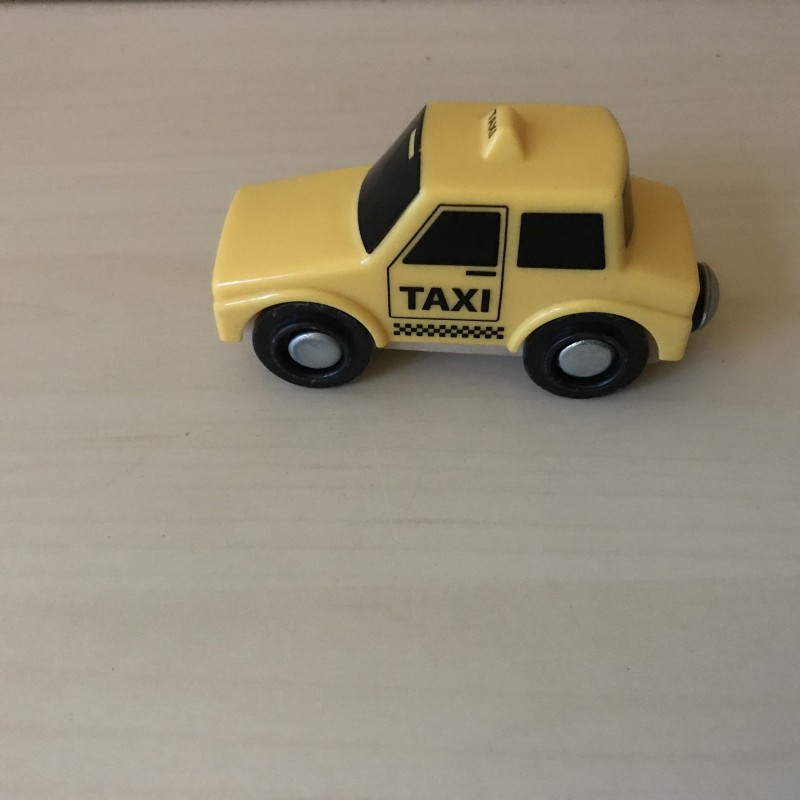 Taxi voor op/bij voor houten spoorbaan. Kunststof