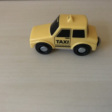 Taxi voor op/bij voor houten spoorbaan. Kunststof