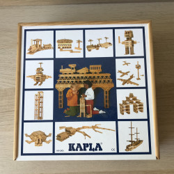 Kapla : 90 ( i.p.v. 100) plankjes. Deze uitvoering is een houten kist.