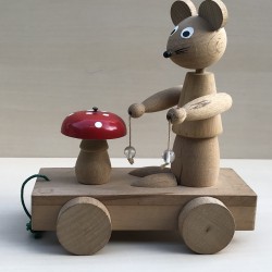 Janbibejan : Houten trekkar met muis, maakt muziek.