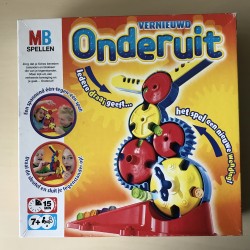 Onderuit.