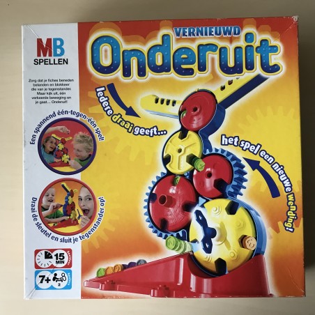 Onderuit.