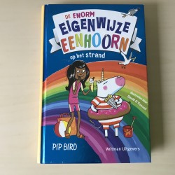 De enorm eigenwijze eenhoorn. Op het strand.
