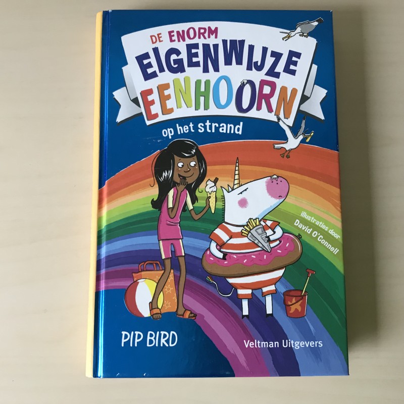 De enorm eigenwijze eenhoorn. Op het strand.