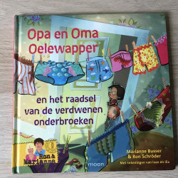Marianne Busser. Opa en oma Oelewapper en het raadsel van de verdwenen onderbroeken.
