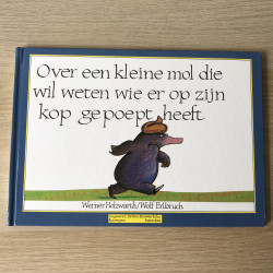 Over een kleine mol die wil weten wie er op zijn kop gepoept heeft