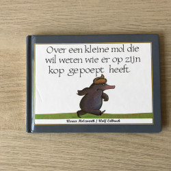 Over een kleine mol die wil weten wie er op zijn kop gepoept heeft
