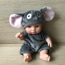 Babypopje met olifantenpakje