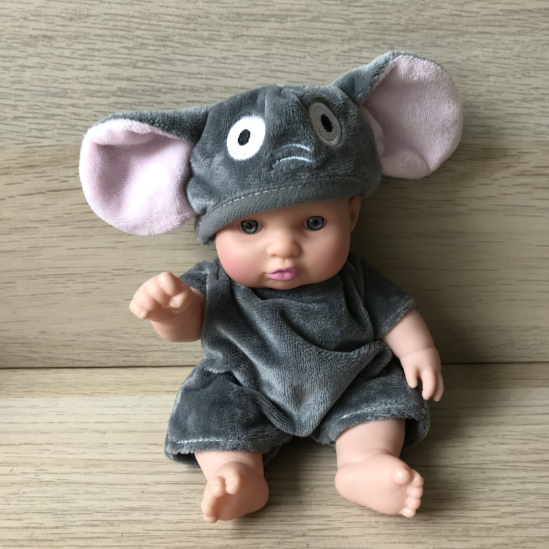 Babypopje met olifantenpakje