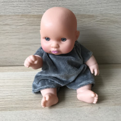 Babypopje met olifantenpakje