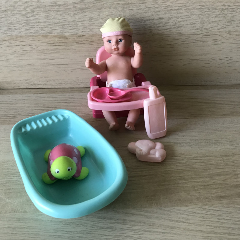 Babypopje met badje en kinderstoel