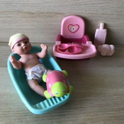 Babypopje met badje en kinderstoel