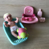 Babypopje met badje en kinderstoel