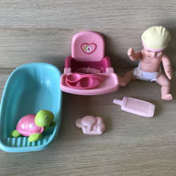 Babypopje met badje en kinderstoel