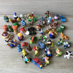 50 poppetjes en andere speeltjes. Set 1