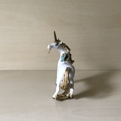 Papo : Eenhoorn Gouden Glitters.9,5 cm. breed en 12 cm. hoog Nummer 80