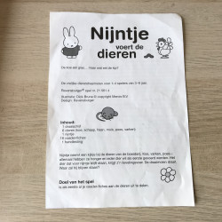 Nijntje : Nijntje voert de dieren.