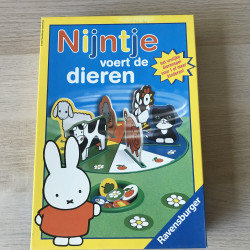 Nijntje : Nijntje voert de dieren.