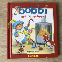 Bobbi zet zijn schoen
