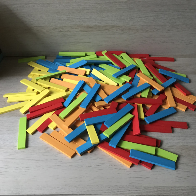 Bouwplankjes : 185 gekleurde houten plankjes.