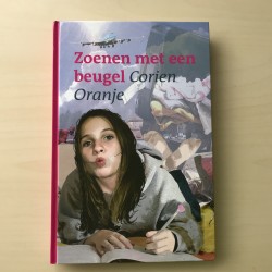 Corien Oranje: Zoenen met een beugel