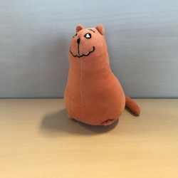 De rode kater : Pluche. 14 cm. hoog.