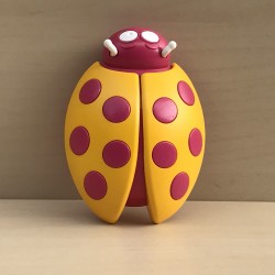 Lieveheersbeestje. Rammelaar. 10 x 8 cm.