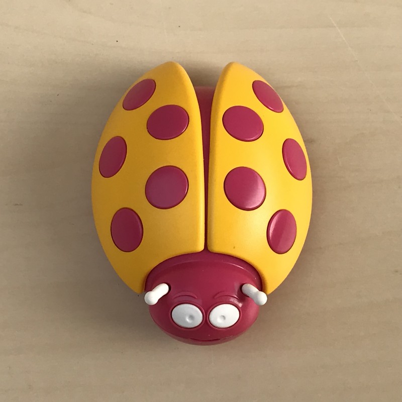 Lieveheersbeestje. Rammelaar. 10 x 8 cm.