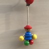 Houten wagenhanger. Poppetje in vrolijke kleuren. Totale hoogte 18 cm.