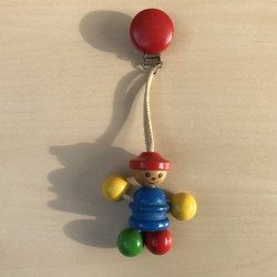 Houten wagenhanger. Poppetje in vrolijke kleuren. Totale hoogte 18 cm.