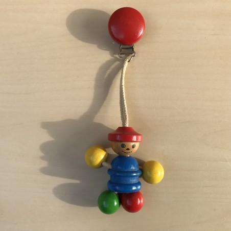Houten wagenhanger. Poppetje in vrolijke kleuren. Totale hoogte 18 cm.