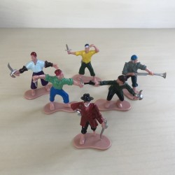 Piraten : 6,5 cm. hoog. 6 stuks.