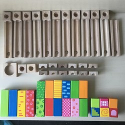 Houten knikkerbaan.