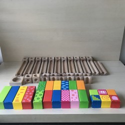 Houten knikkerbaan.