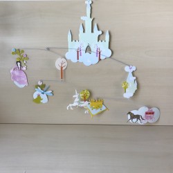 Djeco : mobile met prinsessen.