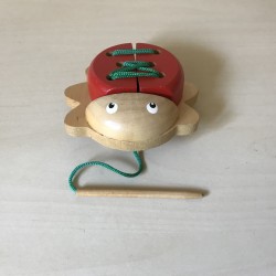Rijgspel : Lieveheersbeestje. 8 cm. lang.