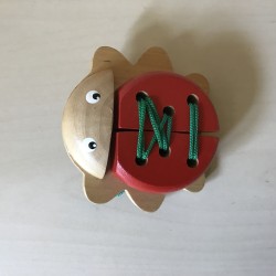 Rijgspel : Lieveheersbeestje. 8 cm. lang.
