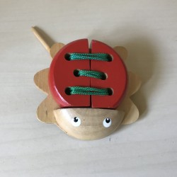 Rijgspel : Lieveheersbeestje. 8 cm. lang.