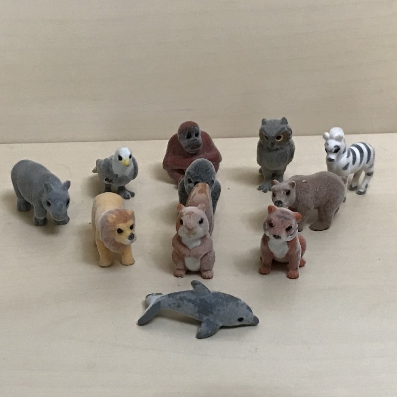 Dieren : Minifiguren. ca. 3 cm. hoog. 11 stuks. Set 12.