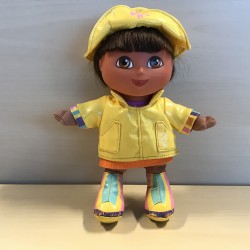 Dora, pop in regenkleding