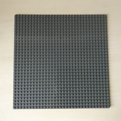 Grijze grondplaat, bouwplaat. Geen Lego maar past wel
