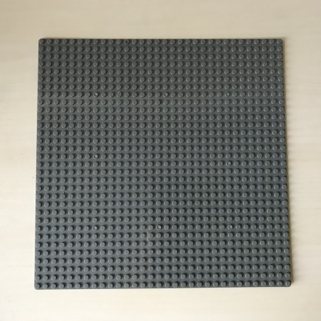 Grijze grondplaat, bouwplaat. Geen Lego maar past wel