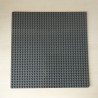 Grijze grondplaat, bouwplaat. Geen Lego maar past wel
