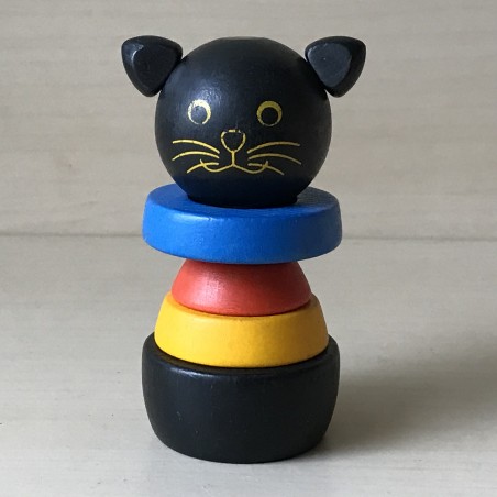Houten stapeltoren : Poes. 10 cm. hoog.